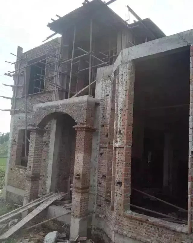 農村自建房巧用羅馬柱，讓房子高端大氣還不貴！