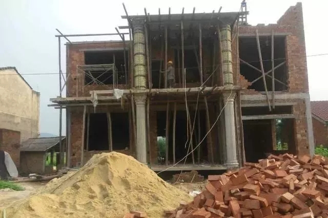 農村自建房巧用羅馬柱，讓房子高端大氣還不貴！